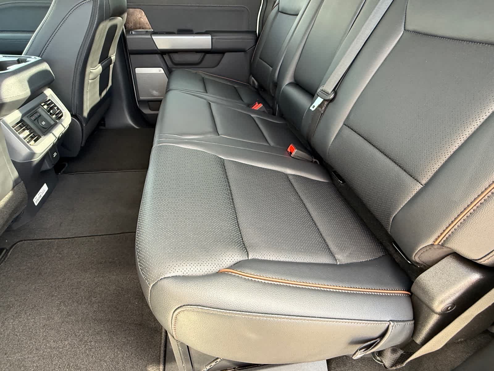 2027 Ford Super Duty F-350 DRW Pickup LARIAT
